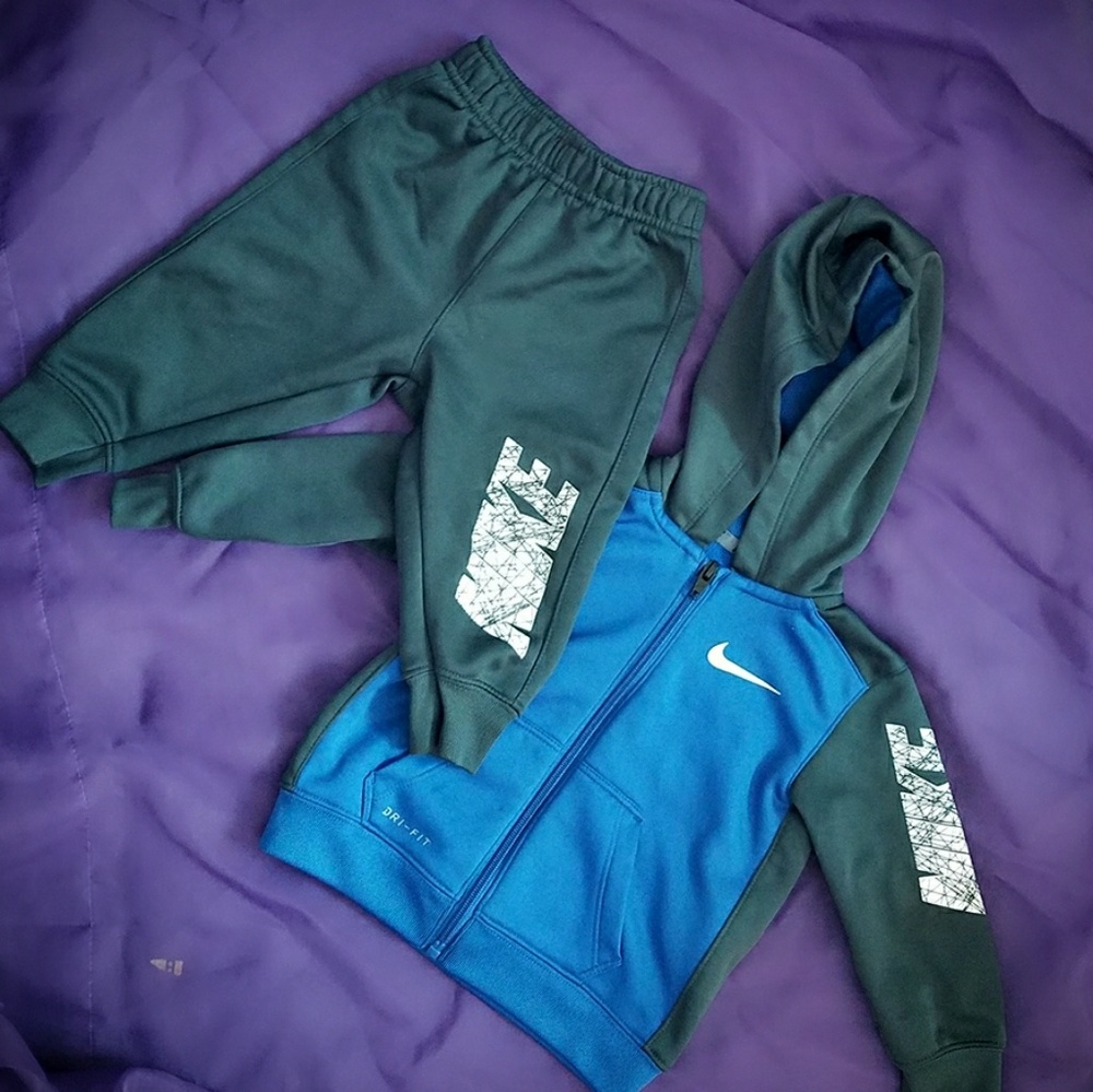 12m Nike 2 piece ❤WHAT'S YOUR OFFER?❤